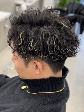 アンバー(UMBER) 波巻きスパイラルパーマメンズハイライトツーブロックマッシュ