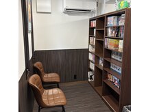 床屋 on BASE 新小岩【メンズ/ヘッドスパ/理容室/シェービング/眉毛/白髪染め】の雰囲気(漫画も多数揃えております)
