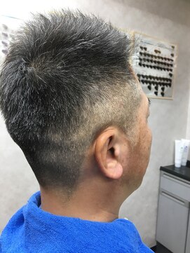 サルヴェ フェードショートでスッキリなダンディスタイル