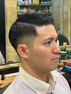 ビンゴ(BINGO) 1506黒髪刈り上げツーブロックフェードカットバーバースタイル