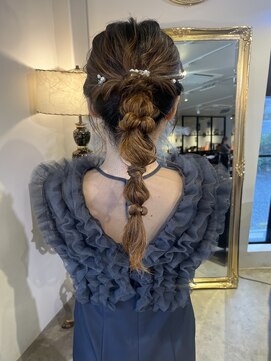 ジジ フルアヘッド(Gigi fullahead) ふわふわポニーアレンジ