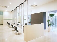 グラーツィェドゥーエ(GRAZIE due)の雰囲気（白を基調とした、明るい光と笑顔があふれる空間）