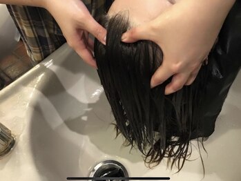 ボンジュールアミ美容室の写真/頭皮環境を整えることで髪のハリコシUP！髪のお悩みをケアする極上スパでリラックスタイムをお過ごし下さい