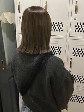 スリー(THREE) 切りっぱなしボブ/ロブ/オリーブベージュ