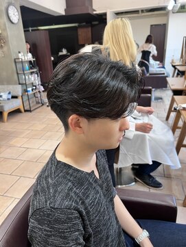 グラスバイネオリーブ 大倉山駅前店(grace by neolive) センターパート/ニュアンスパーマ/毛流れパーマ/メンズパーマ