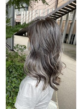 ネオリーブセブン 御茶ノ水店(Neolive 7) 細めたっぷりグレー系ハイライト