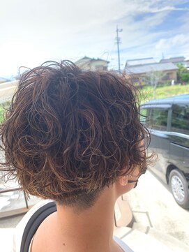 プリュム(Plume) 外国人風波巻きスパイラル刈り上げ立体感ハイライト大人