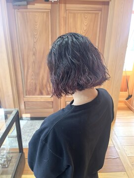 癖を活かしたパーマ風仕上げボブ／ボルドーカラー