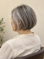 aptas 青山/表参道 白髪染め/白髪ぼかしハイライト/ボリュームアップエクステ&nbsp;表参道/青山/シルバーが映えるすっきりボブ
