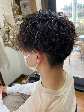 美容室 メザミー MESAMIES ベージュカラーマッシュソフトツーブロックツイストスパイラル