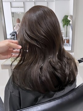 ヨロ 小岩(YOLO) ブリーチなしWカラー透明感カラーオリーブカラーレイヤーカット