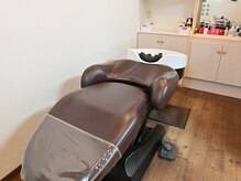 サローネ ドゥエ(salone due)の雰囲気(シャンプー台は半個室です)