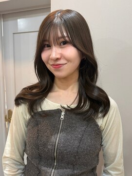 カミエ(kamie) ロングヘアを上品に仕上げるブラウンカラー×質感ケア