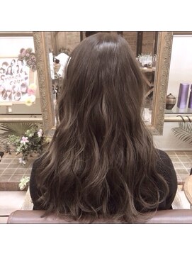 ウィルゴ(VIRGO) ハイライトで作る外国人風ダークアッシュ