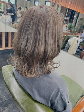 エミタス 三年坂(Emitas) ウエーブスタイル[グレーベージュ/グレージュカラー]