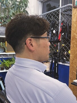 オーダー:なんか良い感じに刈り上げてパーマかけて染めて