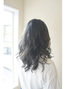 ビビッド クールなグレージュ