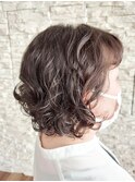セミウェットな質感のウェーブヘア