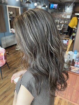 ロイズ ヘアデザイン アンド スパ(LOES) デザインカラー×白髪ぼかしハイライト×ホワイトベージュ