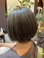 ヴィアンカ(Vianca)&nbsp;【白髪ぼかしハイライト×大人ショートボブ】＠20代30代40代