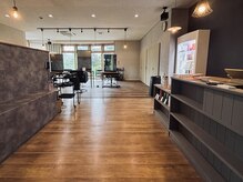 ヘアーガーデンミルクティー 新潟大学前店(Hair garden Milk tea)の雰囲気(グレーと木材の落ち着いた雰囲気のサロン)