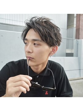 トレイス(trace) 爽やかアップバングショートツーブロック刈り上げ