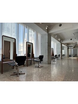 【JR川崎5分/京急川崎2分】日常を忘れられる洗練された空間とお洒落な内装で居心地の良さ◎人気の姉妹店有