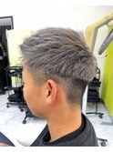 シルバーグレーカラー×短髪フェード