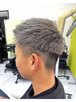 メンズサロン ガウディ 博多店(men's salon Gaudi) シルバーグレーカラー×短髪フェード