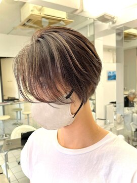 ヘッズ 市川(HEADS ex) ダブルカラーミルクティーベージュインナーカラーショートボブ