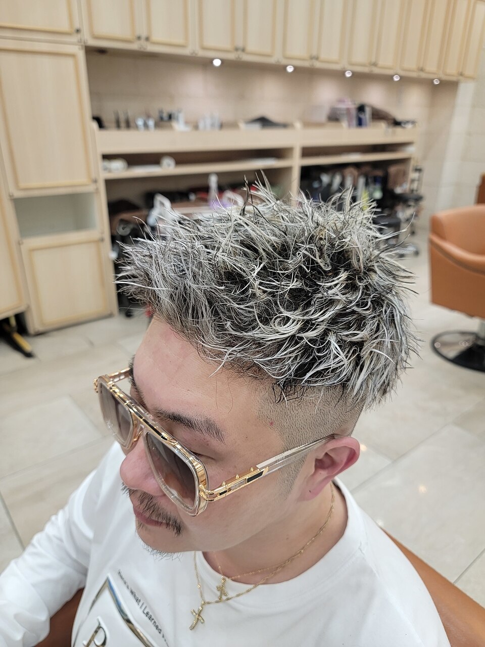 2025年-2026年冬】メンズ｜ホワイトメッシュの髪型・ヘアアレンジ