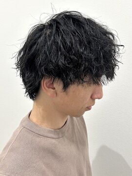 ヒュイル バイ ニアウ(Hwyl by Niau) ツイストスパイラルパーマメンズカットパーマウルフ波巻きパーマ