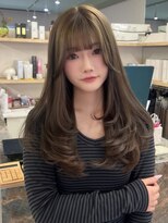 ハチ(HACHI) ブリーチありでできるオリーブグレージュとレイヤーの組み合わせ