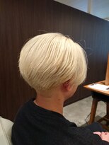 ビスポーク(BESPOKE)&nbsp;丸みのある前下がりシルエット◎ホワイトベージュセンターパート