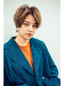 ページボーイ美容室 センターパートのハンサムショート