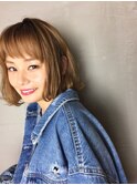 ベージュカラー前下がりボブ