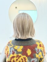 オアシス(oasis)&nbsp;前下がりレイヤーボブ　ハイトーン　ミルクティーベージュ