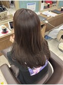 グレージュカラーのレイヤーカット
