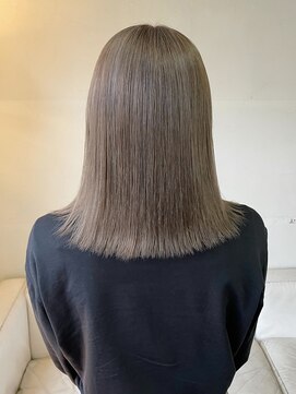 タヴィ(Tavi) ブリーチカラーのナチュラルベージュ/くびれヘア/外ハネボブ