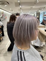 アッシュ 高幡不動店(Ash) レイヤーボブ顔回りシルバーホワイトカラーカットハイトーン