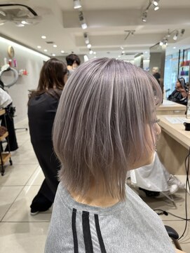アッシュ 高幡不動店(Ash) レイヤーボブ顔回りシルバーホワイトカラーカットハイトーン