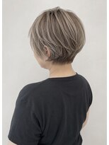 ウル(ulu)&nbsp;ショートレイヤー　明るめ白髪ボカシ　５０代　名東区美容室