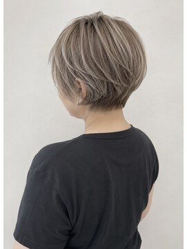 ウル(ulu) ショートレイヤー　明るめ白髪ボカシ　５０代　名東区美容室