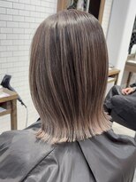 アミーゴ(AMIGO)&nbsp;外ハネボブ バレイヤージュ 白髪ぼかし ベージュカラー