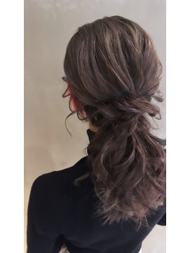 サロンドワン(SALON DE 1) #ローポニーアレンジ