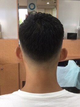 【平日20時まで営業】ベーシックやカジュアル、流行のスタイルまで大人のお客様に合ったスタイルをご提案！