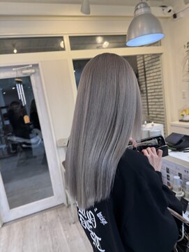 ホワイトグレージュ