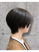 赤みを消して柔らかく見せる艶オリーブショート