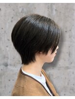 カットワークススリックバイフェローズ(CUT WORKS SLICK by fellows)&nbsp;赤みを消して柔らかく見せる艶オリーブショート