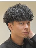 黒髪縦落ちツイストスパイラルパーマツーブロックマッシュ